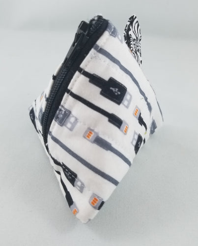 USB - Triangle Coin Pouch